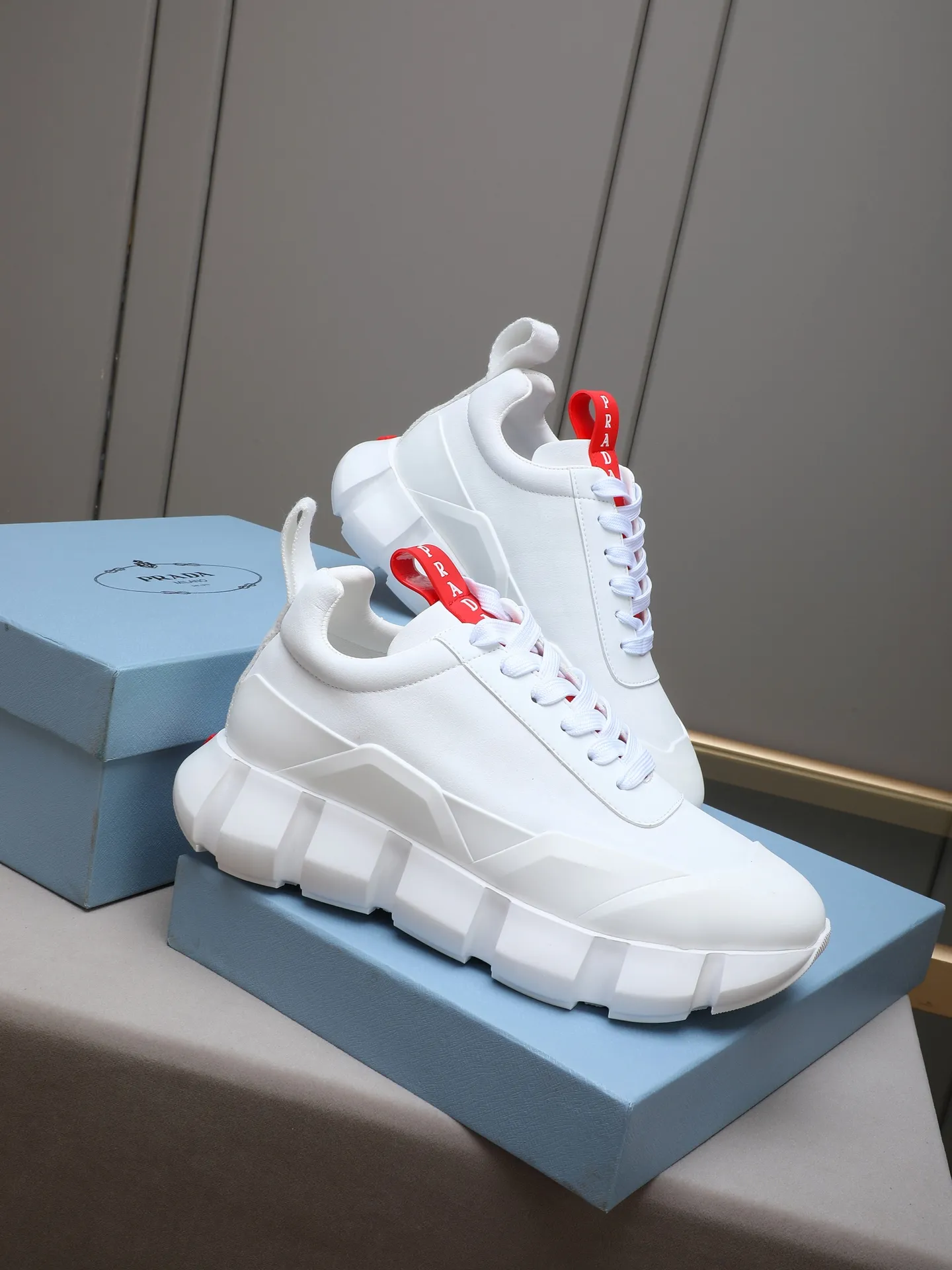 Men's shoes 💰500 PRADA/Prada men's lace-up casual sports shoes, the upper is made of imported first-layer calfskin, soft, comfortable and breathable ➕ washed sheepskin! The tongue is decorated with the PRADA brand letter logo. The rubber thick sole echoes the red label tongue. The style is fashionable and elegant. The details are carefully crafted. A casual sports shoe with a super western style and excellent breathability!  Size: 38-44 (45 46 customized)